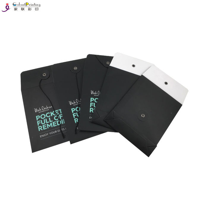 Seda preta dos serviços de impressão do envelope - logotipo da tela com botão e corda